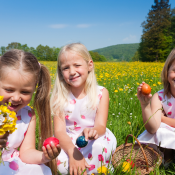 Ostern - Kinder suchen Ostereier